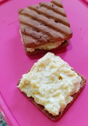 A picture of Apple filled chocolate sandwich.