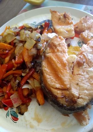 Una foto de Salmón rosado a la plancha con verduras