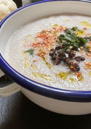 Une photo de 🪵🍁Velouté 🧄chou-fleurs 🍄champignons 🍄‍🟫