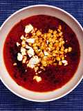 Sopa de tomate con chipotle, maíz y queso de cabra