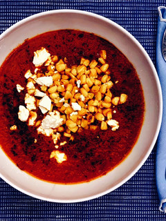 Una foto de Sopa de tomate con chipotle, maíz y queso de cabra
