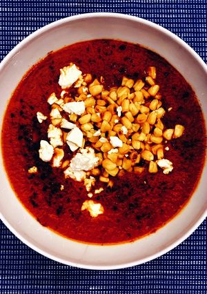 Una foto de Sopa de tomate con chipotle, maíz y queso de cabra
