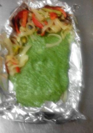 Una foto de Merluza con crema de espinacas y guarnición de vegetales