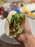 Tacos de pez espada con rúcula y granada