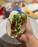 Tacos de pez espada con rúcula y granada