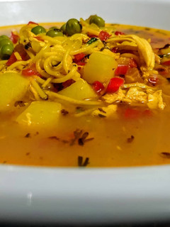 Una foto de MINESTRONE🍲De Pollo y Guisantes...!