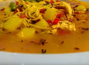 Una foto de MINESTRONE🍲De Pollo y Guisantes...!