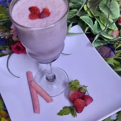 A picture of Strawberry banana milk shake.