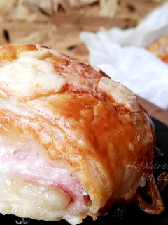 Una foto de Hojaldres de lomo y queso