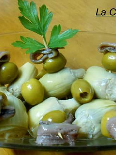 Una foto de Pinchos de alcachofas, aceitunas y anchoas