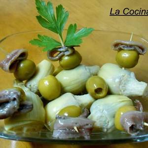 Pinchos de alcachofas, aceitunas y anchoas