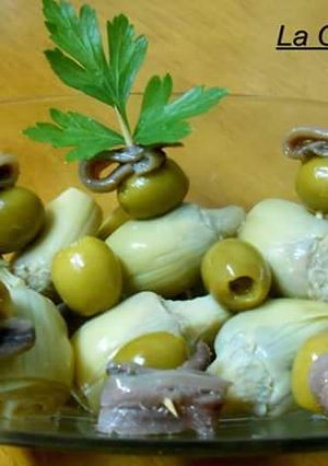 Una foto de Pinchos de alcachofas, aceitunas y anchoas