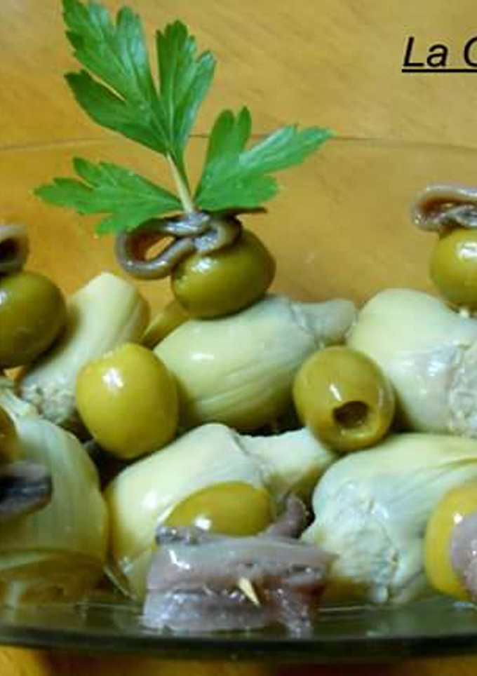 Una foto de Pinchos de alcachofas, aceitunas y anchoas