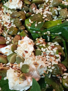 Una foto de Ensalada verde con frutillas y mucho más
