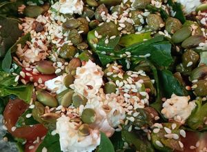 Una foto de Ensalada verde con frutillas y mucho más