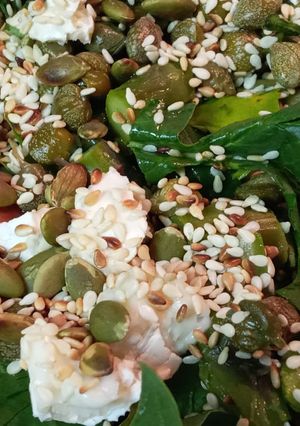 Una foto de Ensalada verde con frutillas y mucho más