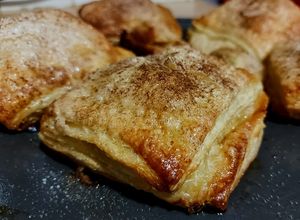 Una foto de CUADRADOS🧇De Hojaldre, Rellenos con Crema🍦Pastelera...!🌺
