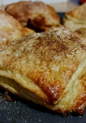Una foto de CUADRADOS🧇De Hojaldre, Rellenos con Crema🍦Pastelera...!🌺