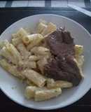 Penne Riggati con salsa blanca acompañado con bistec