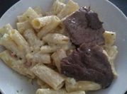 Una foto de bife a la cacerola con fideo