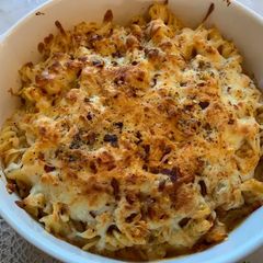 A picture of Mac n cheese.