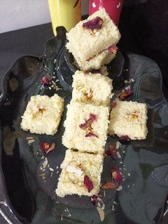બરફી (Barfi Recipe In Gujarati) રેસીપી મુખ્ય ફોટો