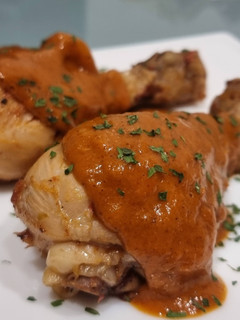 Una foto de Muslos de pollo con tomate (Receta de conri)
