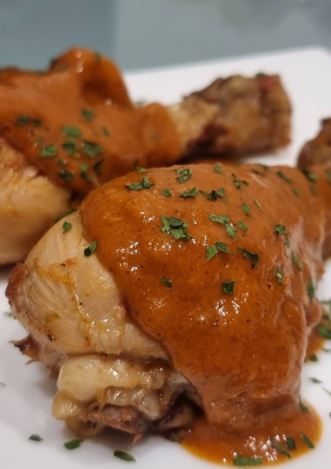 Una foto de Muslos de pollo con tomate (Receta de conri)