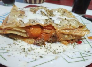 Una foto de Lasagna de asiento de vacuno