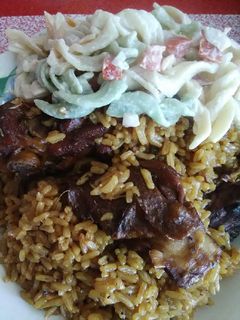 Una foto de Locrio de pollo con ensalada de espirales 🤤🤤🤤