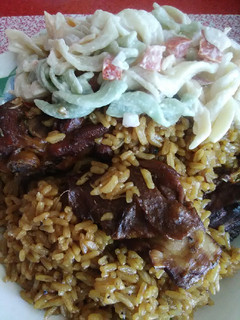 Una foto de Locrio de pollo con ensalada de espirales 🤤🤤🤤