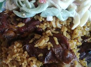 Una foto de Locrio de pollo con ensalada de espirales 🤤🤤🤤
