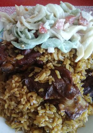 Una foto de Locrio de pollo con ensalada de espirales 🤤🤤🤤