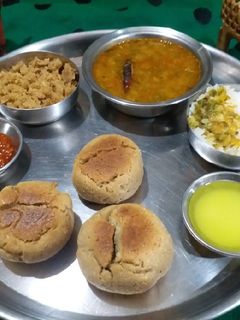 दाल बाटी थाली (dal baati thali recipe in marathi) रेसिपी चे मुख्य फोटो