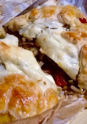 Foto principal de Hojaldre relleno de verduras y gratinado de queso tierno