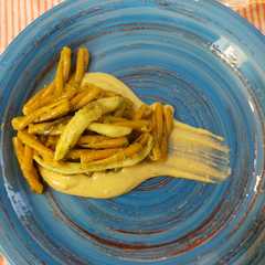 Foto di Casarecce di ceci su cremina di seppe e pesto di Erba cipollina