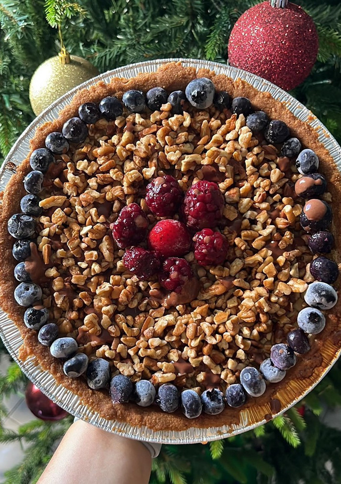 Una foto de Pay de queso bajo en grasas, con arándanos orgánicos y chocolate Zero