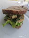 Sandwich au poulet mariné