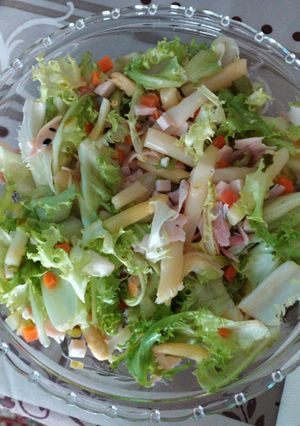 Una foto de Ensalada veraniega muy baja en calorías