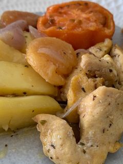 Una foto de Pechugas de pollo en el horno con verduras