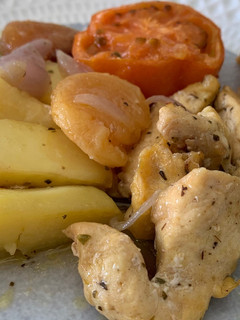 Una foto de Pechugas de pollo en el horno con verduras