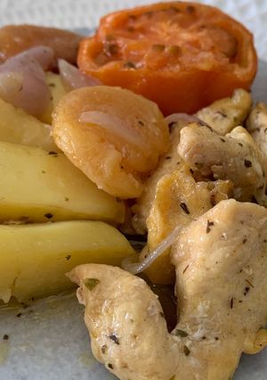 Una foto de Pechugas de pollo en el horno con verduras