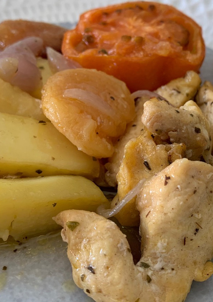 Una foto de Pechugas de pollo en el horno con verduras