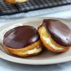 Una foto de Donas de vainilla cubiertas con chocolate