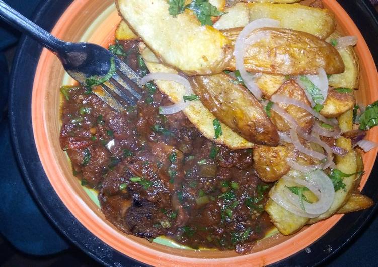 Beef stew served with 🥔 wedges