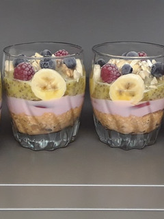 Una foto de Frutachiavena...postre de fruta variada, chía, avena, frutos secos