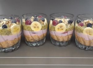 Una foto de Frutachiavena...postre de fruta variada, chía, avena, frutos secos