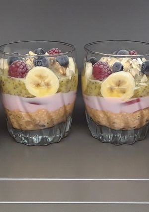 Una foto de Frutachiavena...postre de fruta variada, chía, avena, frutos secos
