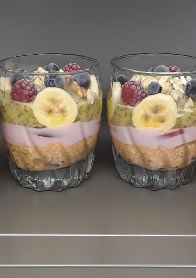 Una foto de Frutachiavena...postre de fruta variada, chía, avena, frutos secos
