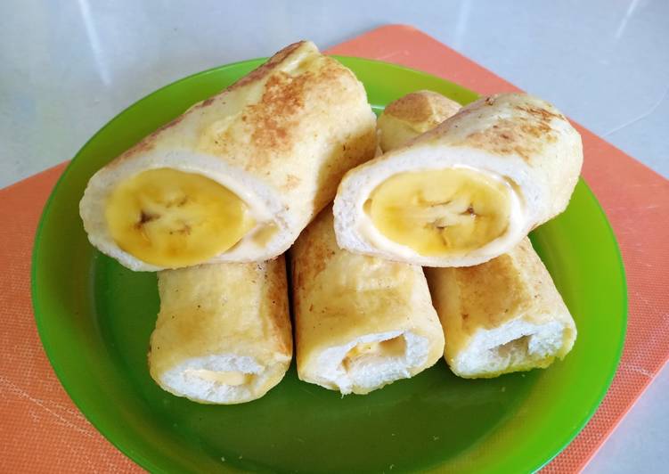 Roti Gulung Pisang Keju Telur (Banana Cheese Egg Bread Roll)